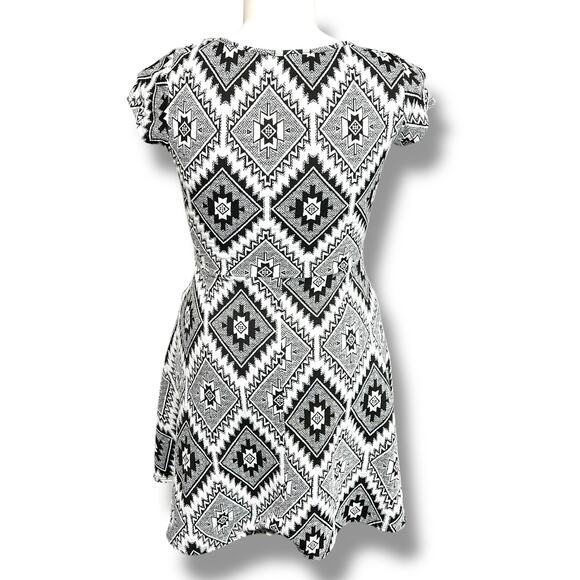 Rue21 Womens Fit & Flare Dress Mini Short Sleeve Geo Print Black White Large - Picture 3 of 8